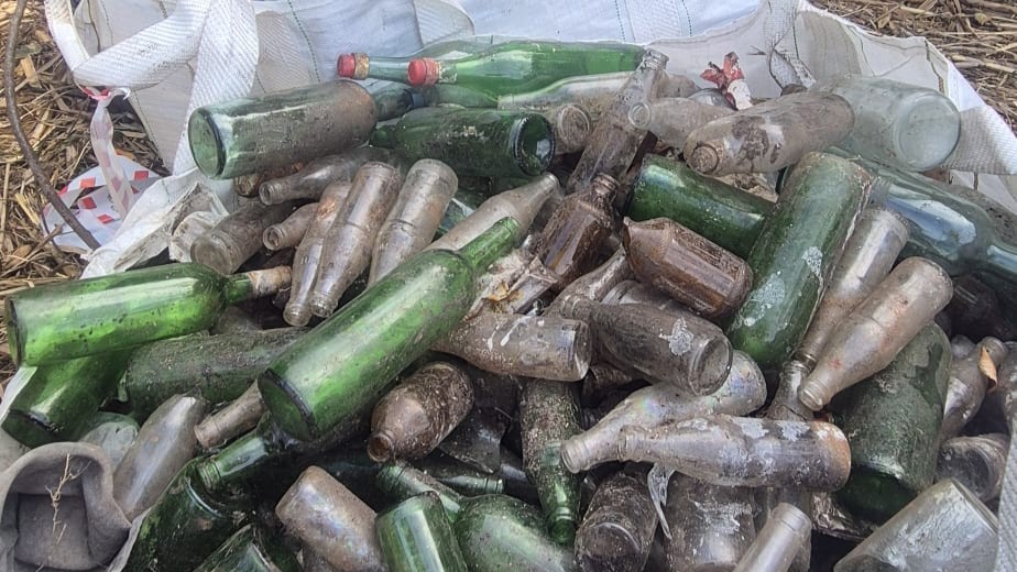 2026/08/21: Las Cíes recuperan un antiguo vertedero y sacan a la luz botellas de mediados del siglo XX