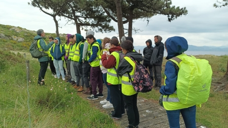 2025/05/12: Students from the USC Faculty of Biology visited the Cíes Islands to check on the progress of the LIFE INSULAR project. 